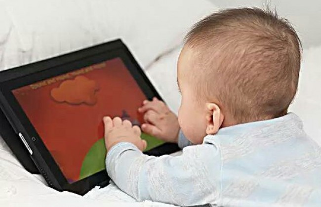 寶寶可以玩手機或平板嗎？